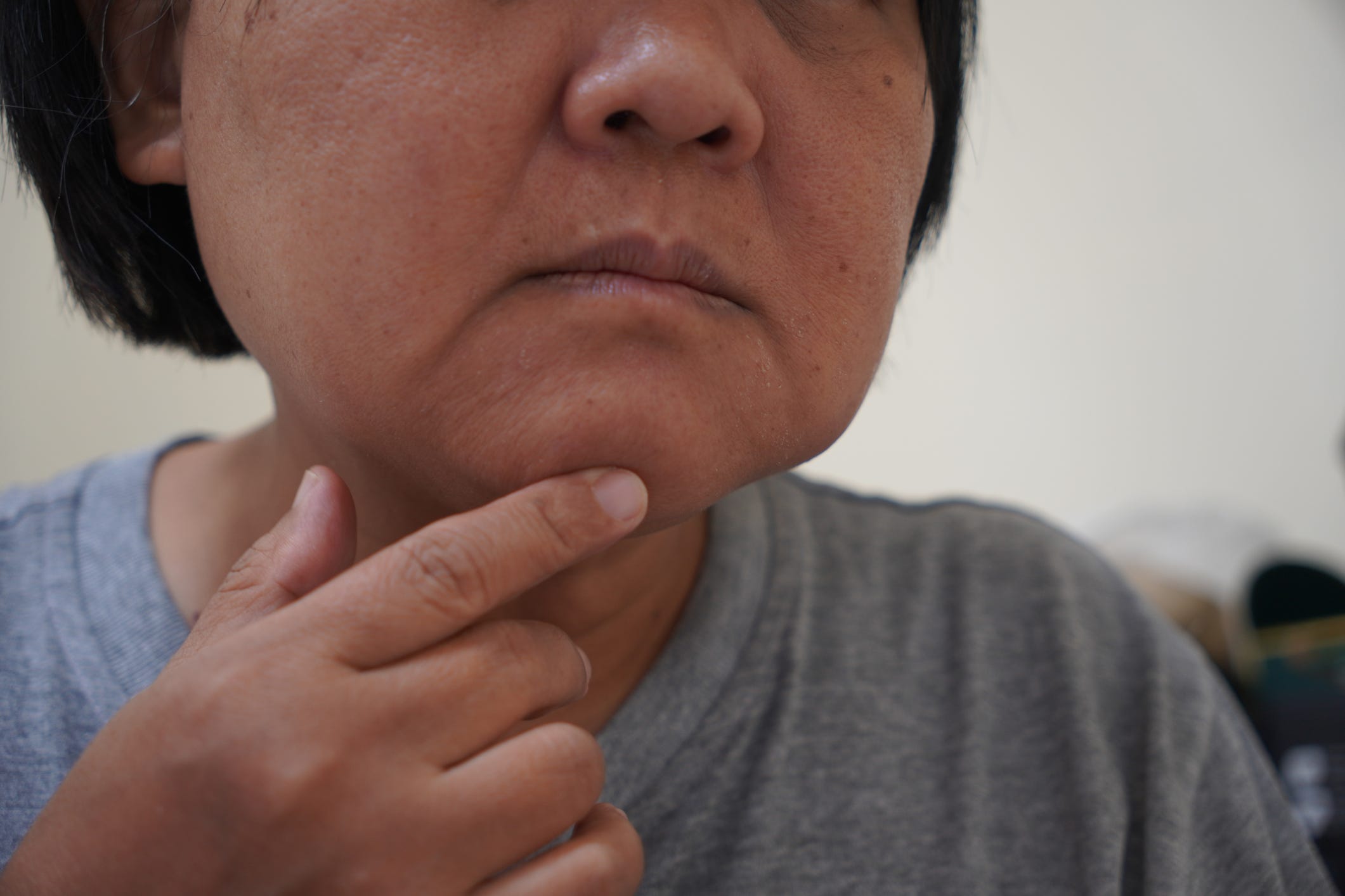 Wonder why is my face puffy in the morning? Discover science-backed causes + learn how to get rid of puffy face naturally with our 10-min debloat routine.